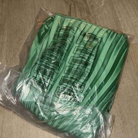 The A&F Giselle Pleated Cutout Maxi Dress - Picture 7 of 11